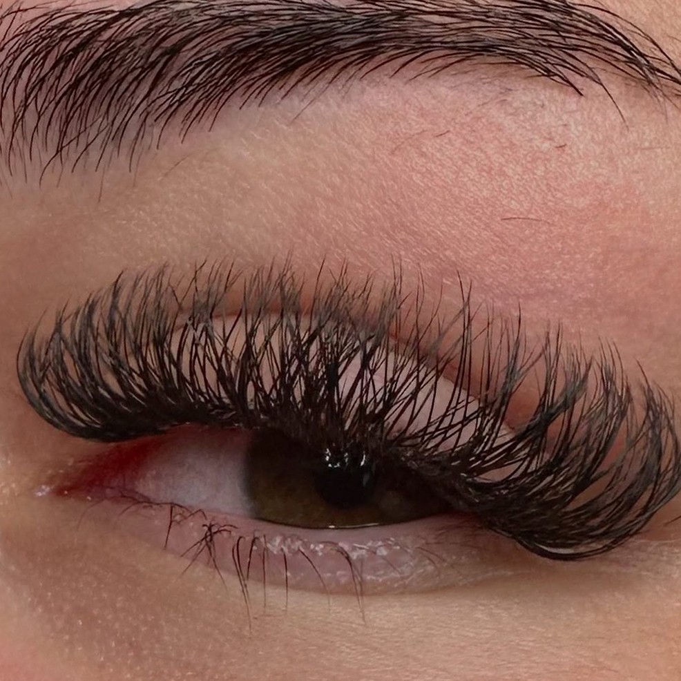 Soft volume YY lashes, close-up van een oog met donkere wimperextensions