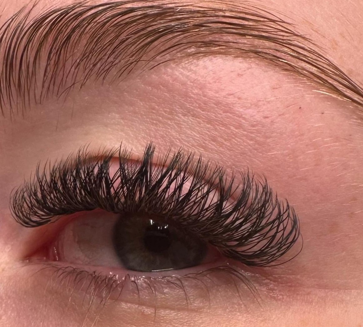 Soft volume YY lashes, close-up van een oog onder een volle wenkbrauw