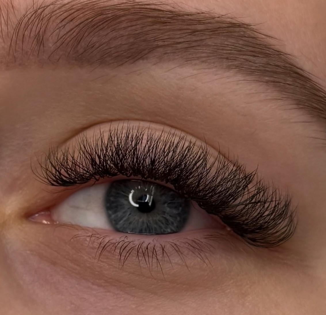 Close-up van een blauw oog met Soft volume 5D lashes