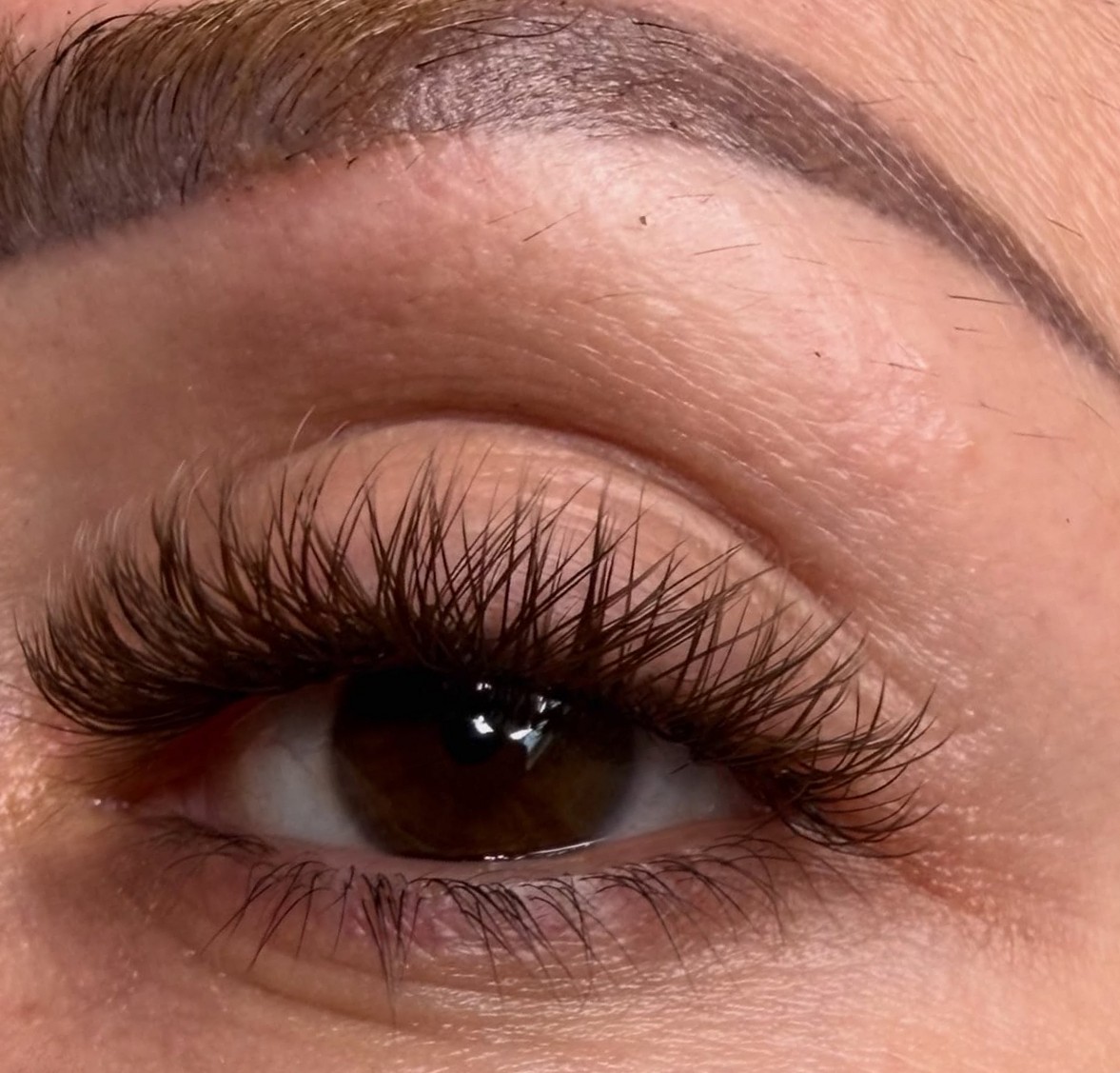 Soft volume met bruine YY lashes bij een bruin oog