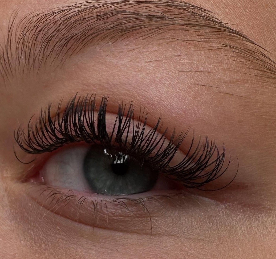 Close-up van een oog met een One by One set wimperextensions