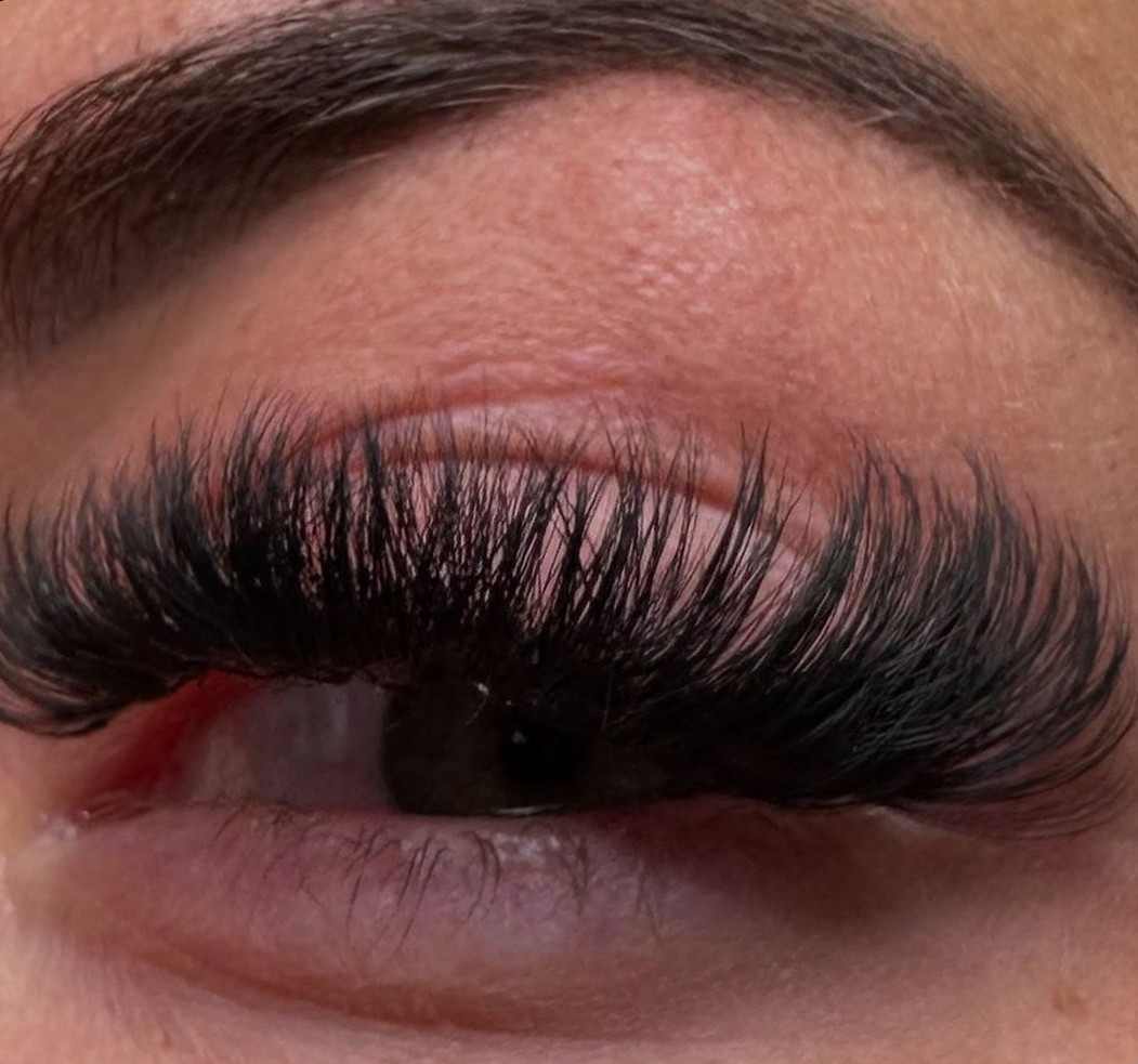 Close-up van een oog met een volle Volume 14D set