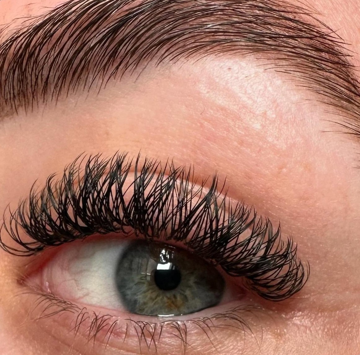 Close-up van een groen-blauw oog met een Soft volume set YY lashes